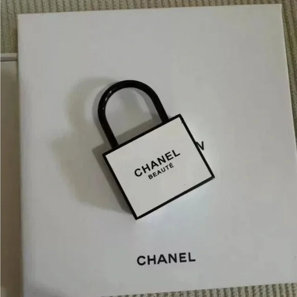 CHANEL Black and Gold Accessory Set - Picture 5 of 16